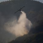 Feuerlöschflugzeug in den Bergen am Comer See