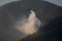 Feuerlöschflugzeug in den Bergen am Comer See