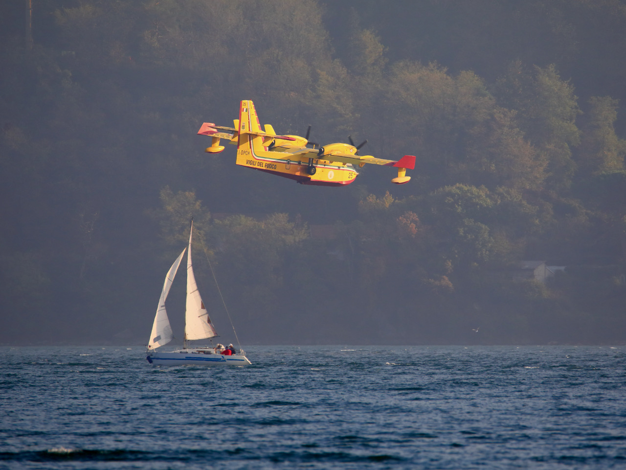 Feuerlöschflugzeug überm Comer See