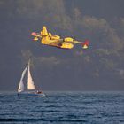 Feuerlöschflugzeug überm Comer See