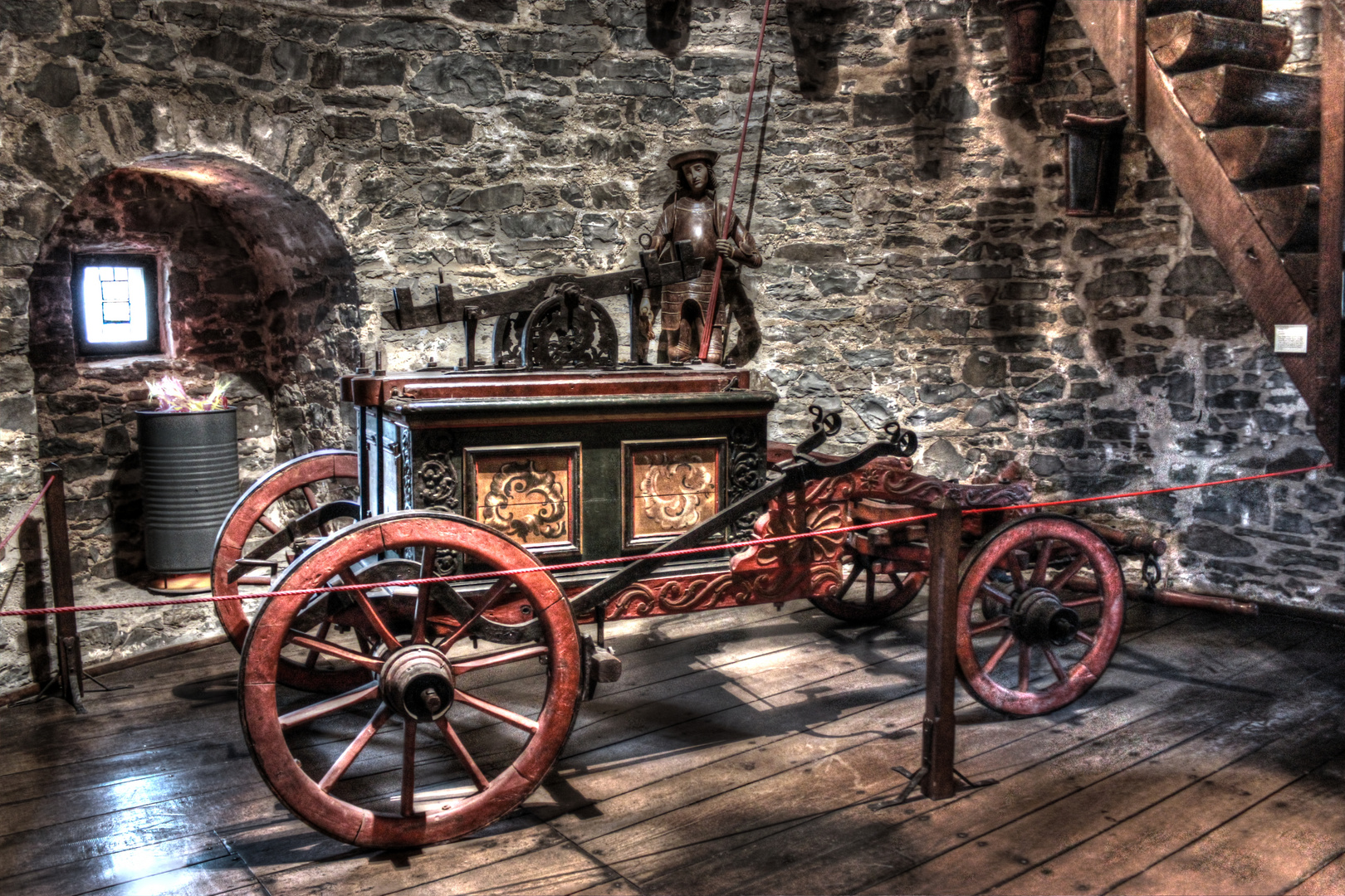 Feuerlöschspritze aus Jahre 1777 Burg Altena HDR