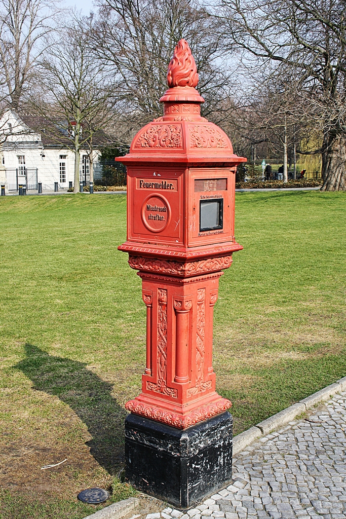 Feuermelder vor dem Schloss Bellevue in Berlin