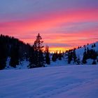 Feuerrote Wolken übem Schnee