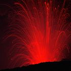 Feuerschau nachts auf dem Mt. Yasur Tanna Vanuatu