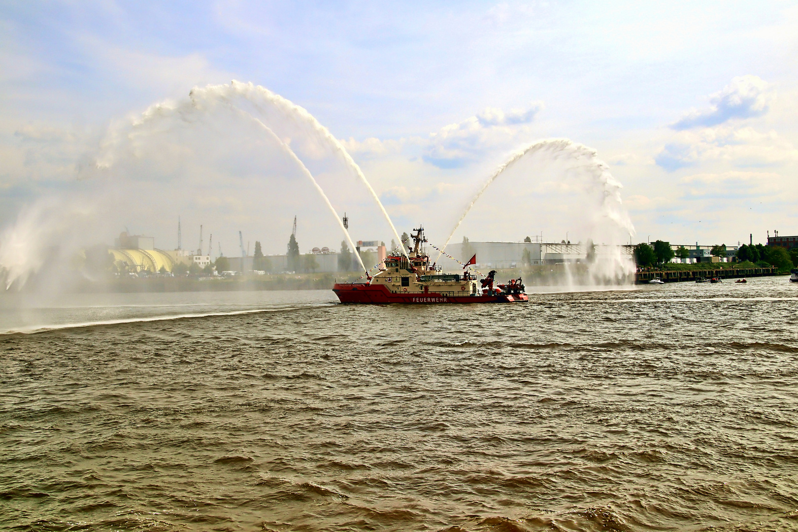 Feuerschiff bei Einlauf Hafenparade zum Hafengeburtstag in Hamburg