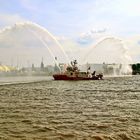 Feuerschiff bei Einlauf Hafenparade zum Hafengeburtstag in Hamburg