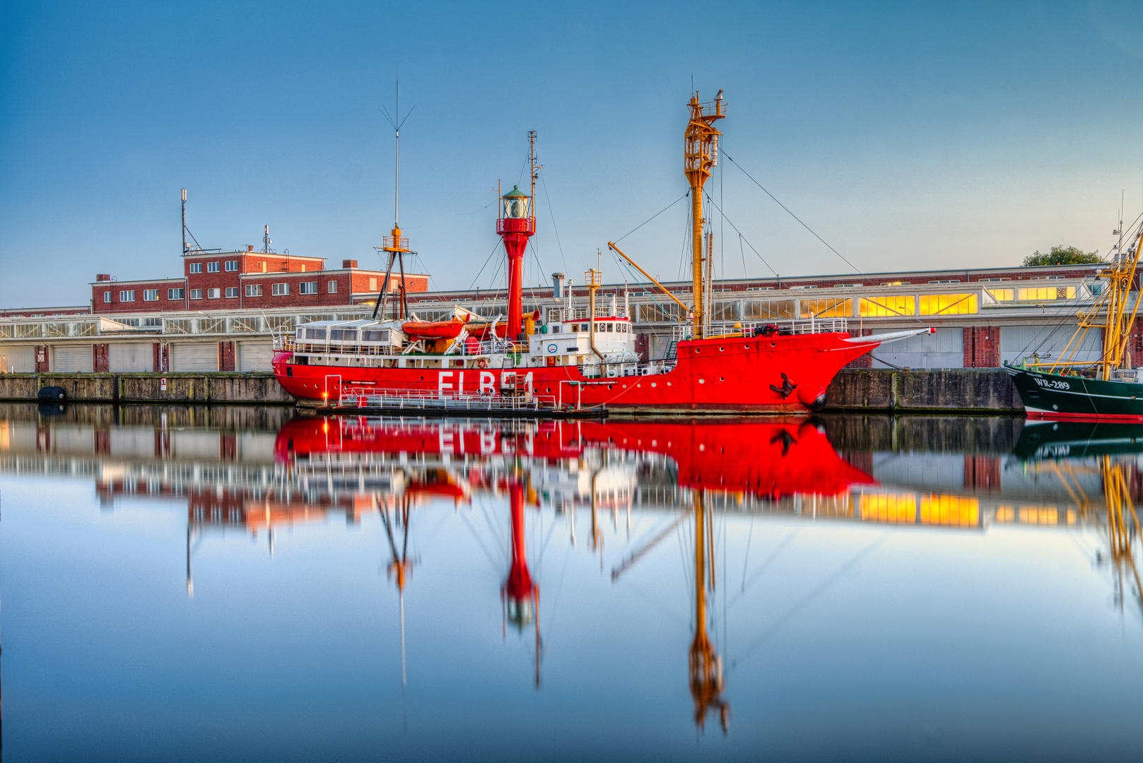 Feuerschiff "ELBE 1" im Spiegel des Hafens