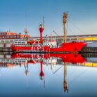 Feuerschiff "ELBE 1" im Spiegel des Hafens