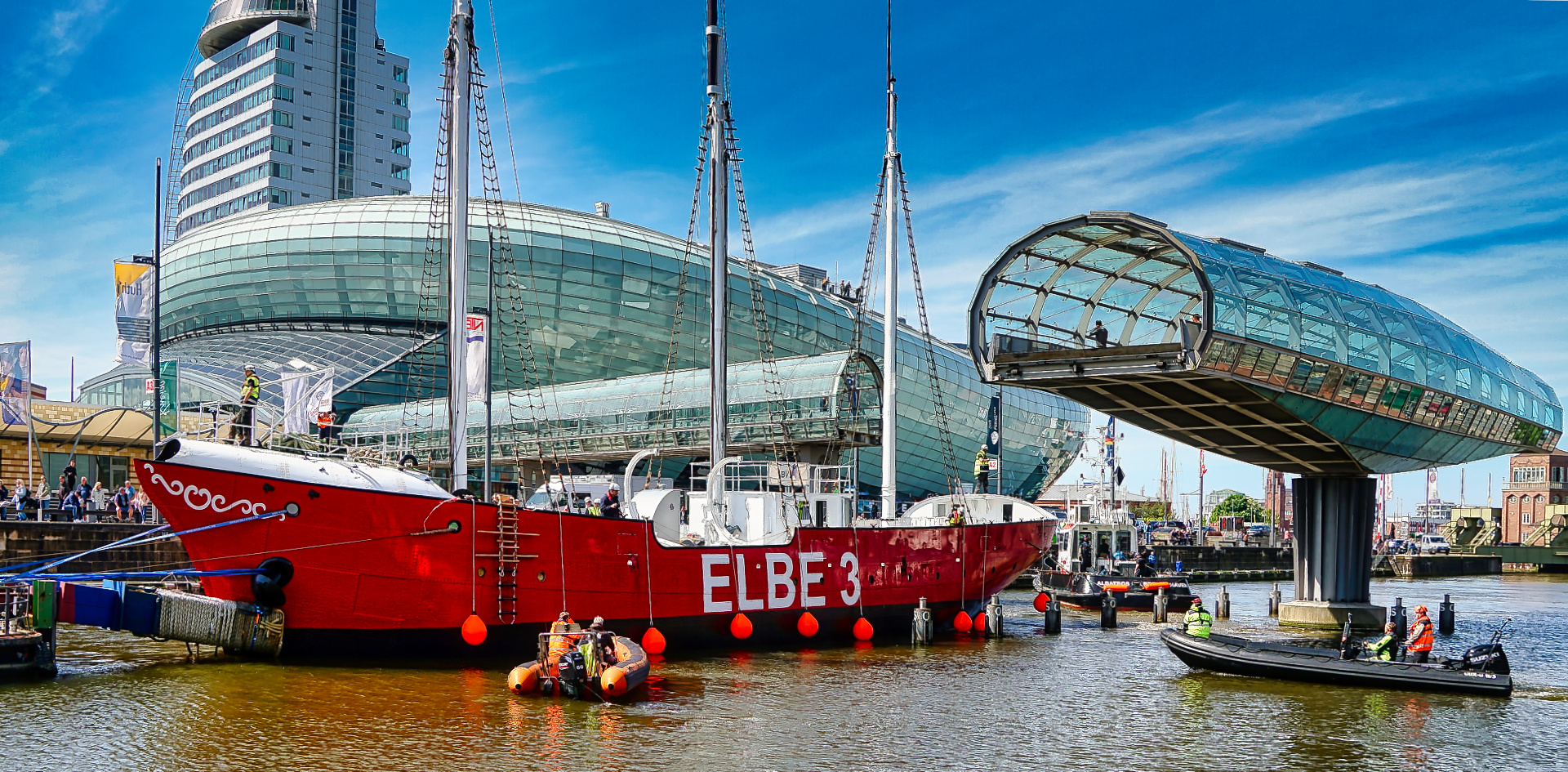 Feuerschiff "Elbe 3" durch die geöffnete Glasbrücke in den Alten Hafen