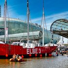 Feuerschiff "Elbe 3" durch die geöffnete Glasbrücke in den Alten Hafen