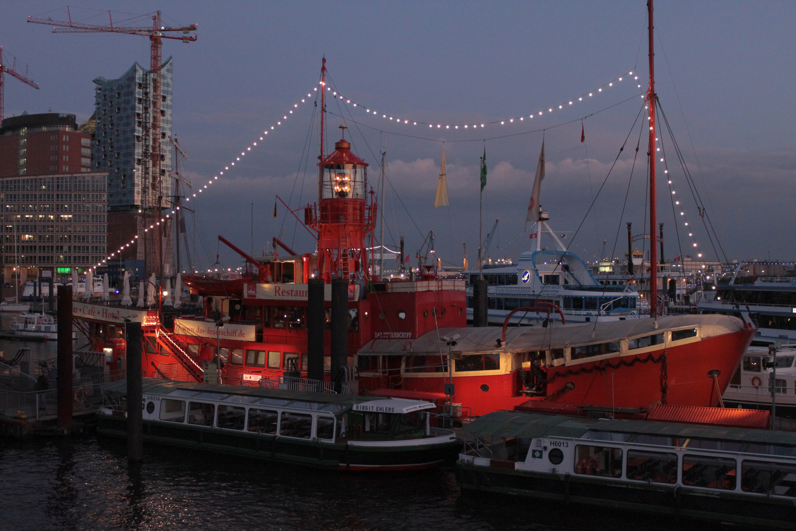 Feuerschiff im Hamburger Hafen bei Nacht