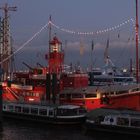 Feuerschiff im Hamburger Hafen bei Nacht