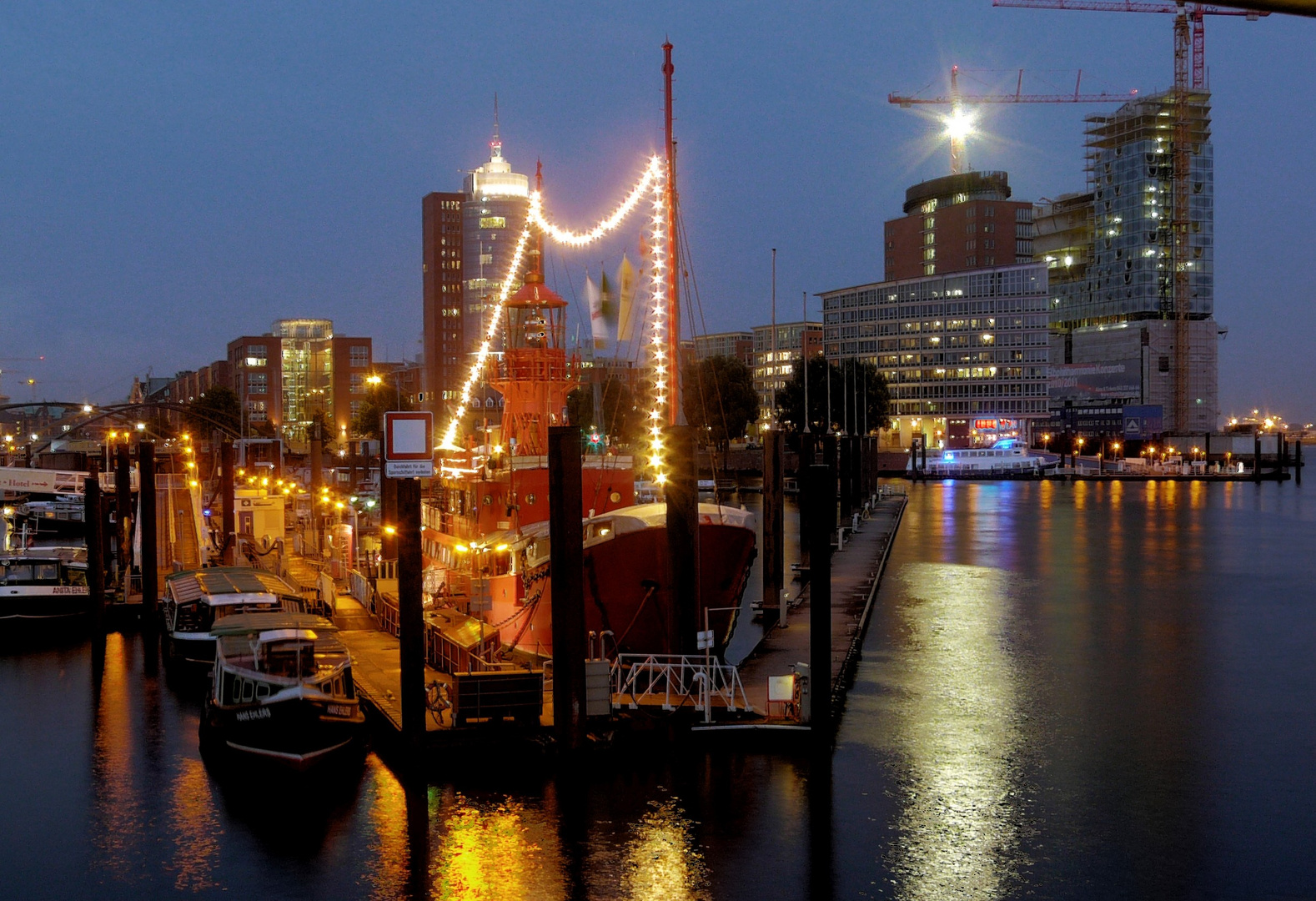 Feuerschiff und Elbphilarmonie Hamburg