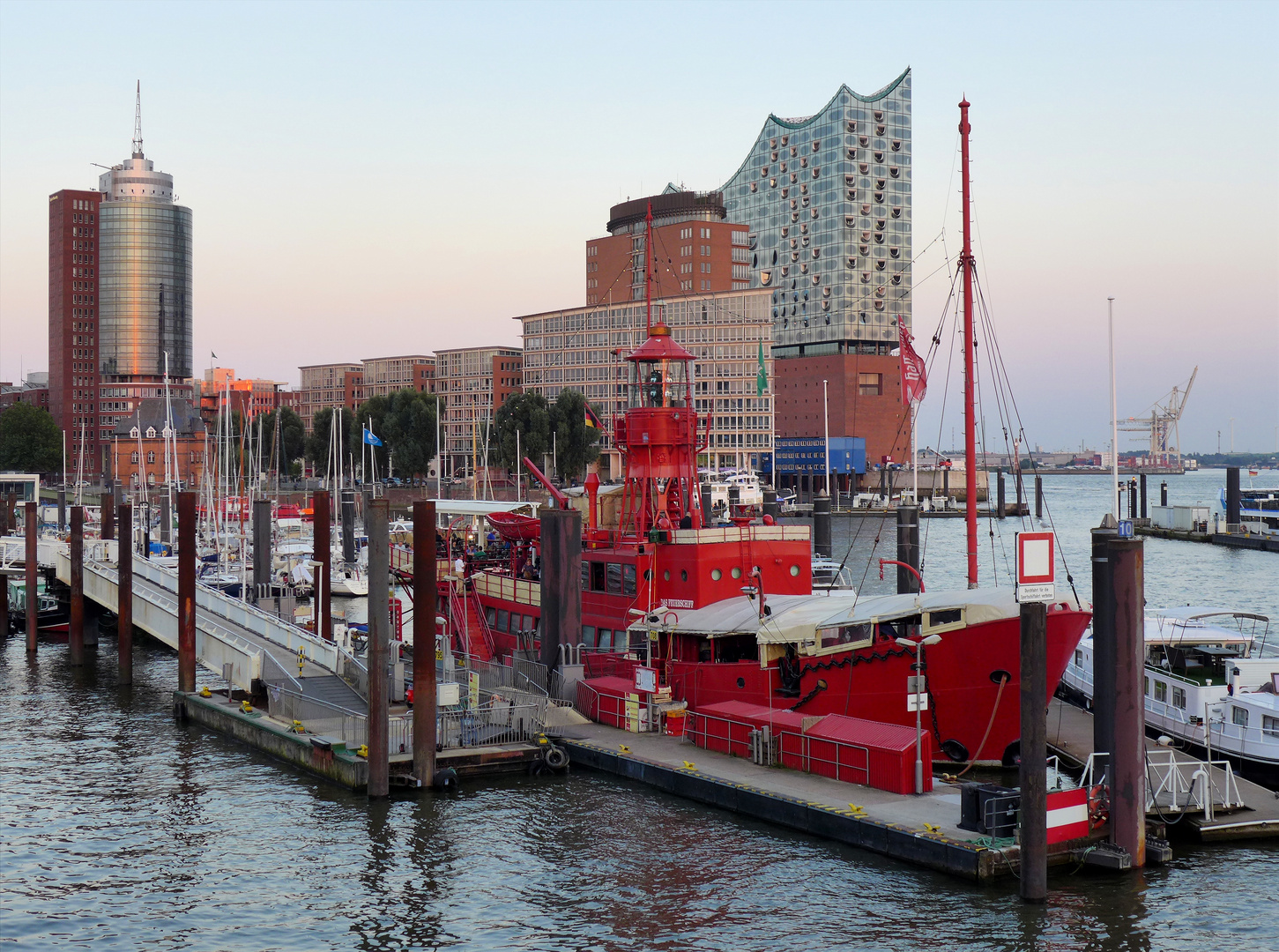 Feuerschiff und Elbphilharmonie Hamburg