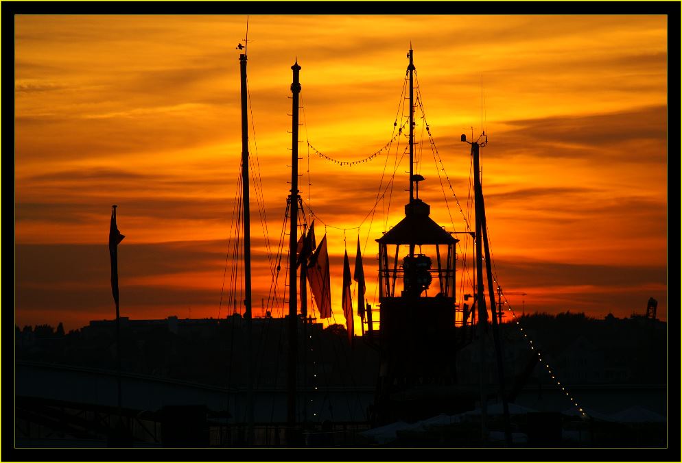 Feuerschiff vor Feuerwand