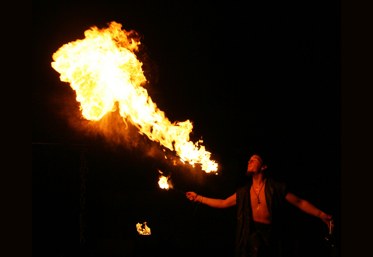 Feuerschlucker bei Nacht