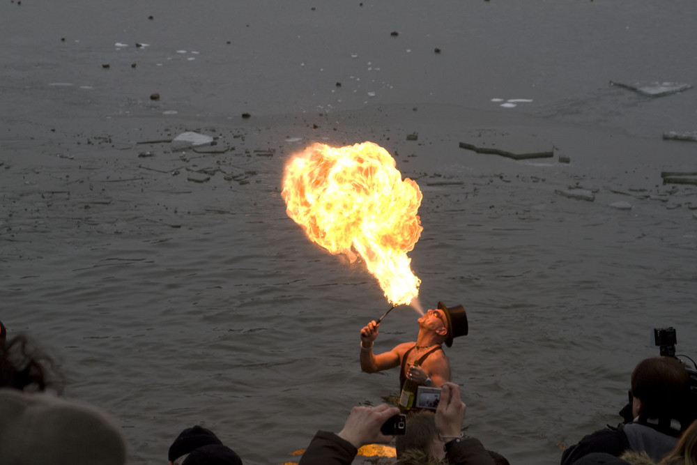 Feuerschlucker im zugefrorenen Edersee