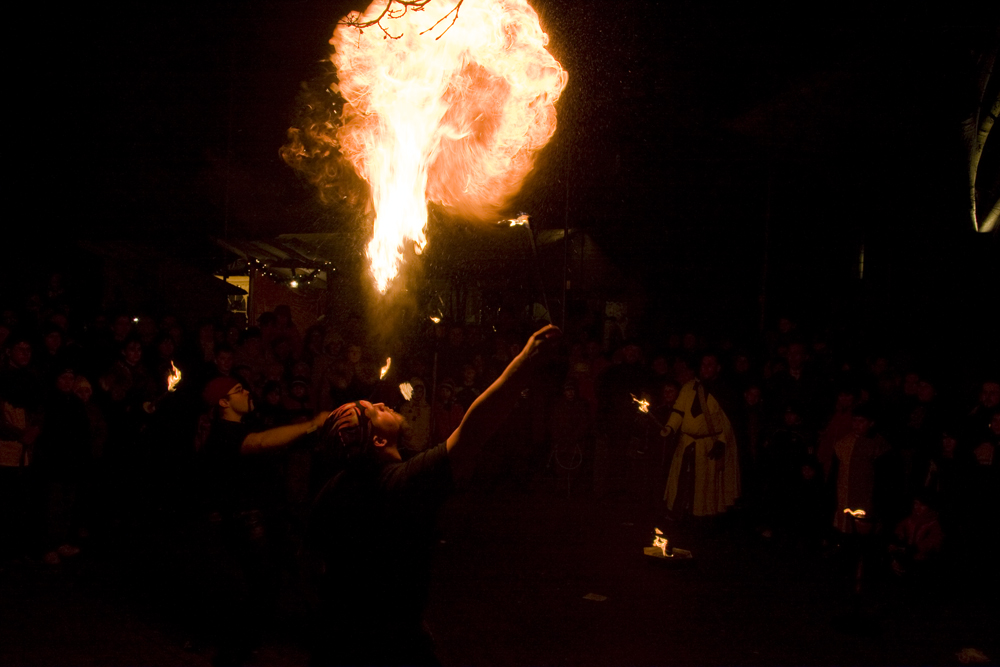 Feuershow auf dem historischen Weihnachtsmarkt in Siersburg -2-