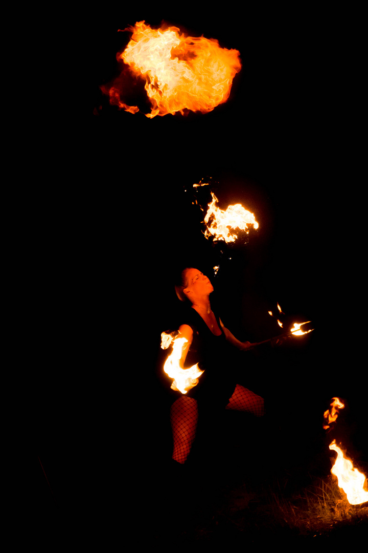 Feuershow der Angels in Motion