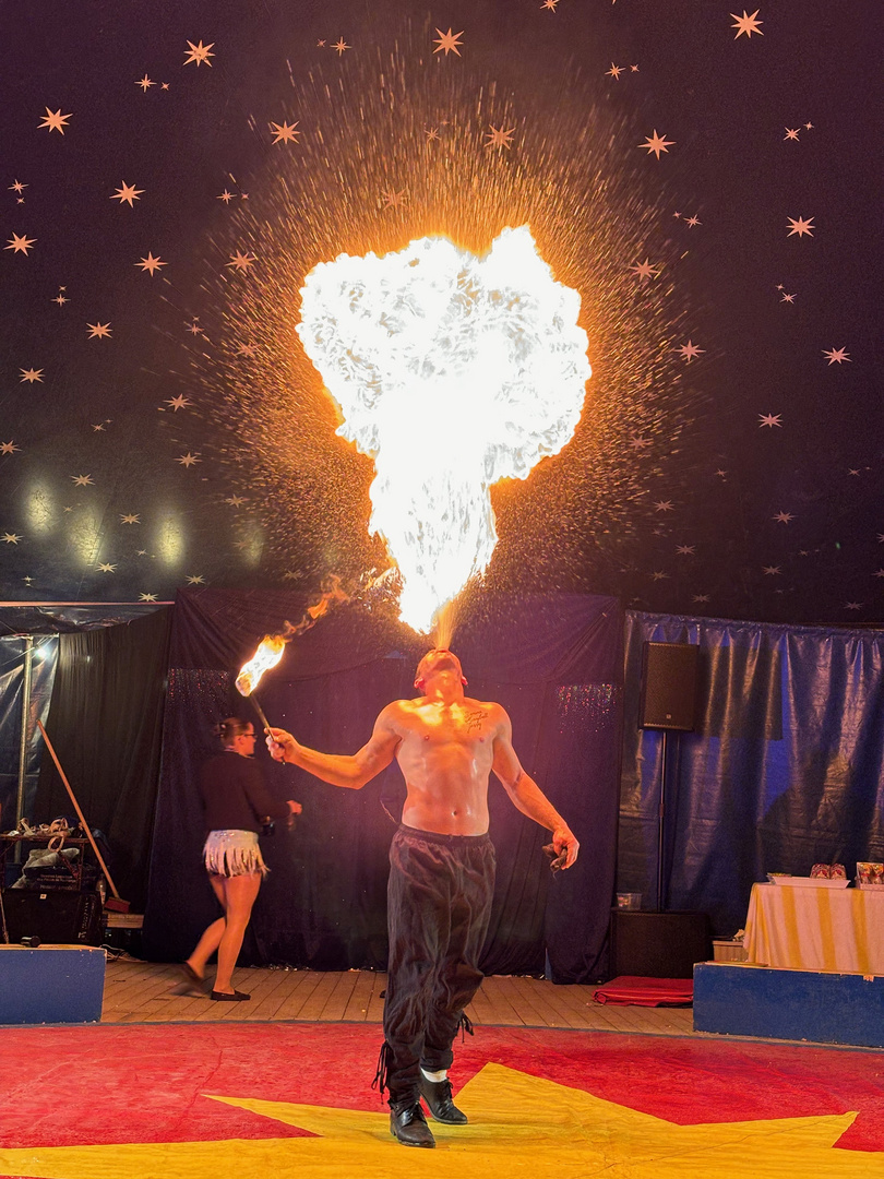 Feuershow im Zirkus Roberto 1.