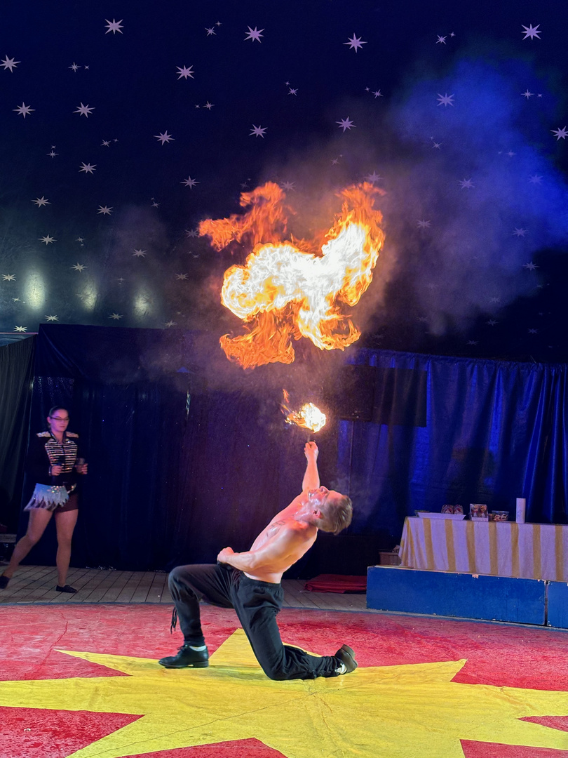 Feuershow im Zirkus Roberto 2.