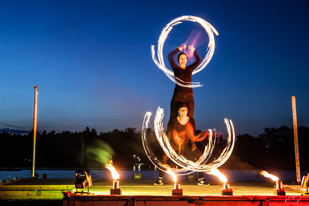 Feuershow in der Blauen Stunde