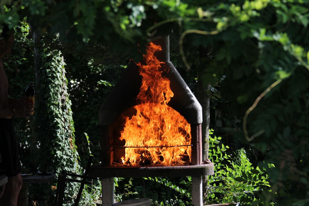 Feuerspiel im Grill