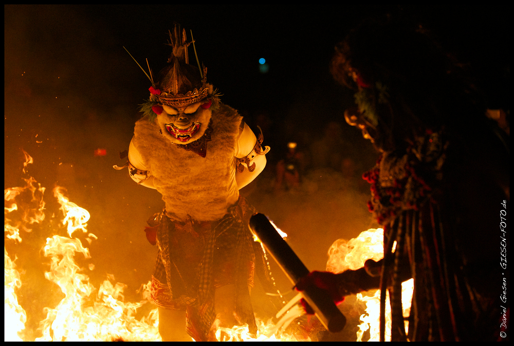 Feuerspiele bei einem Kecak Tanz, Bali/Indonesien