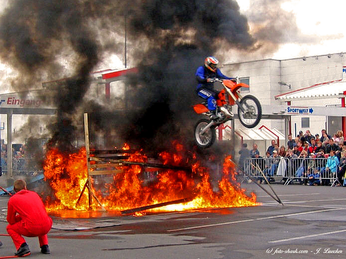 Feuerspringer bei Stuntshow