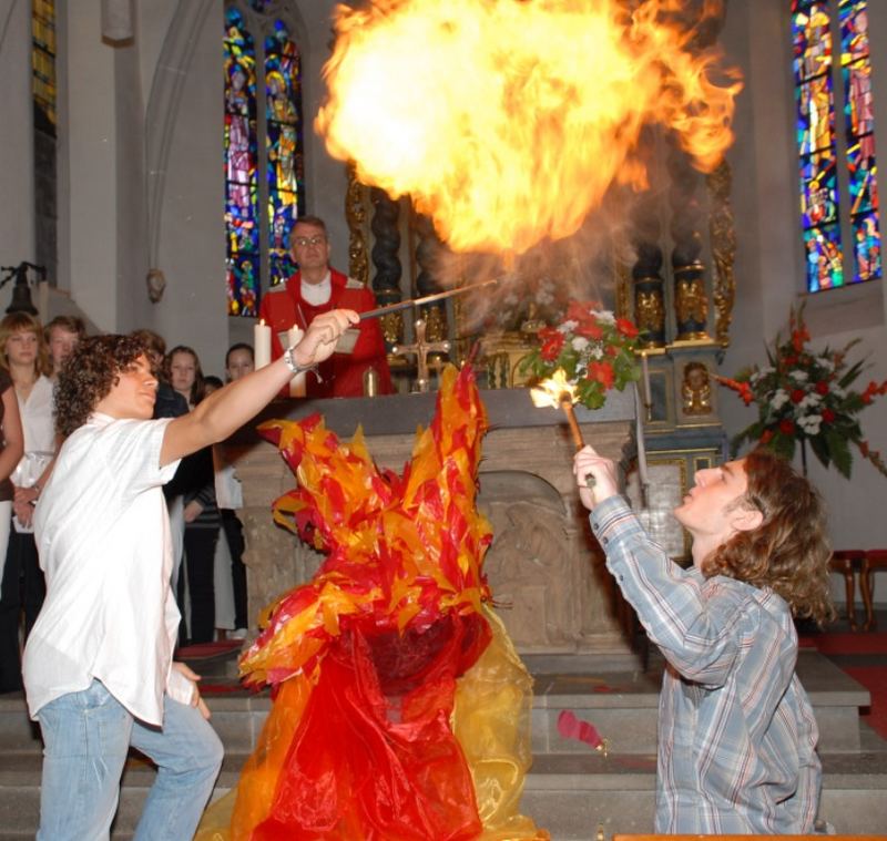 Feuerspuker in der Kirche