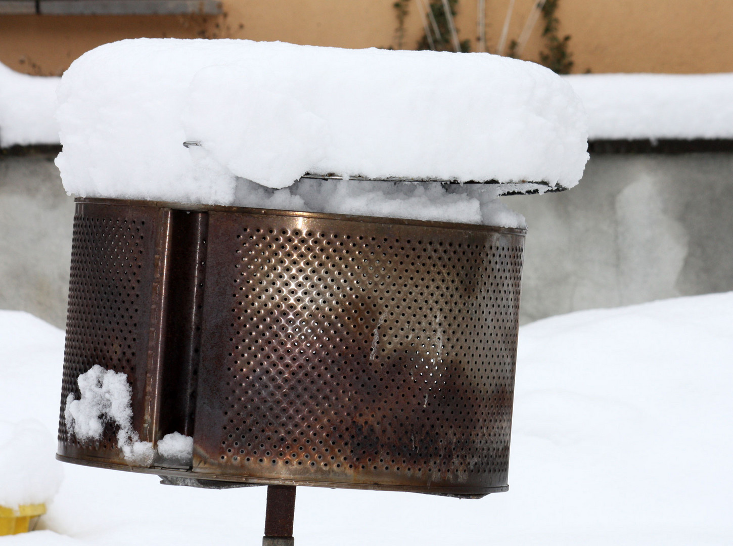 Feuertrommel ohne Feuer, aber mit 20 cm Neuschnee