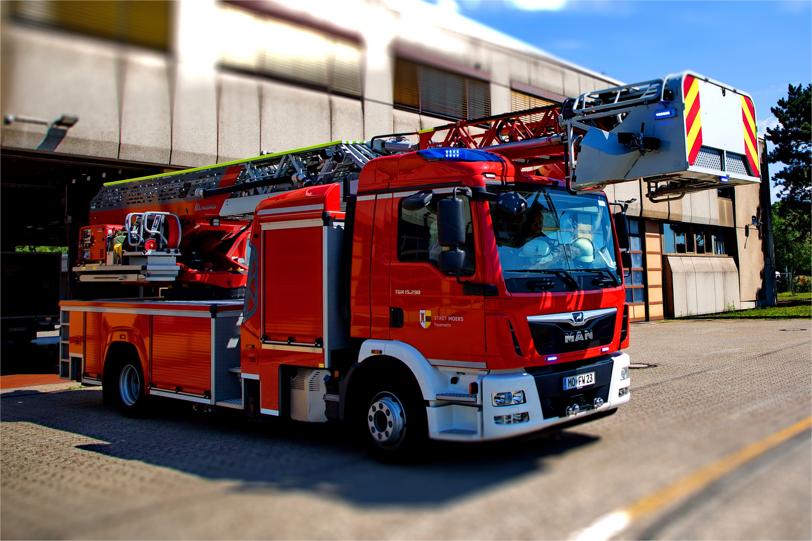 Feuerwache - Fahrzeug rückt aus