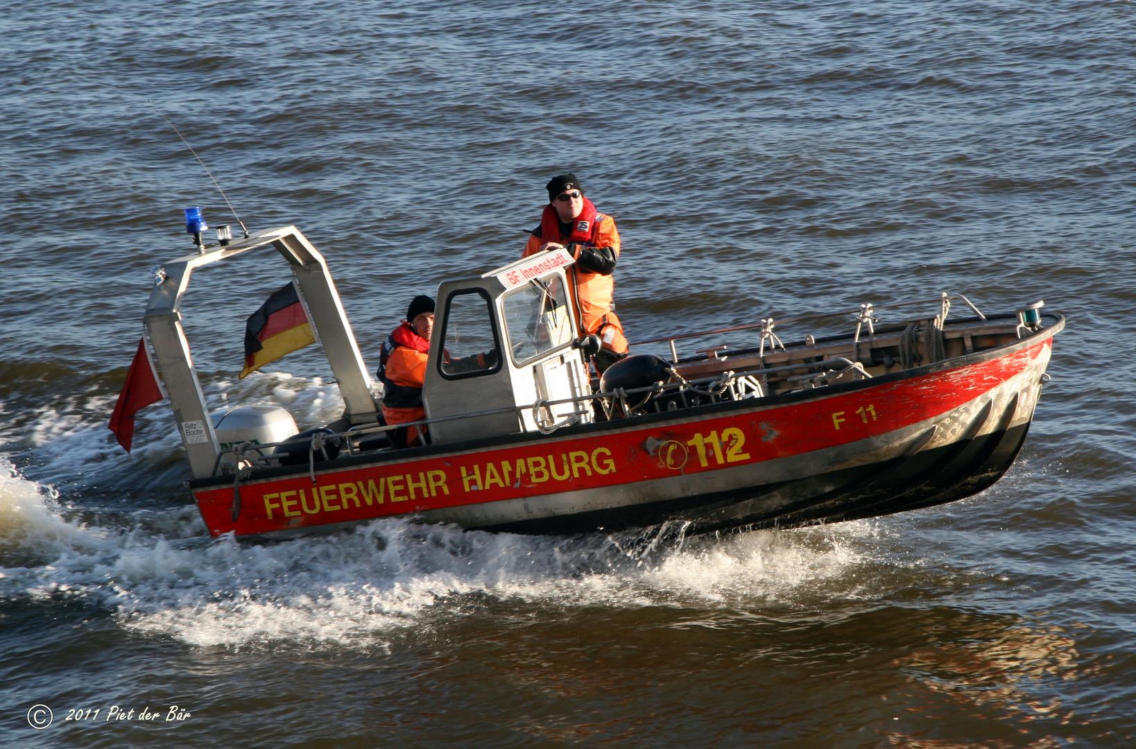 Feuerwehr auf der Elbe