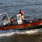 Feuerwehr auf der Elbe