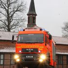 Feuerwehr Auto vor dem Torhaus