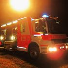 Feuerwehr Frankfurt im Einsatz bei Nacht