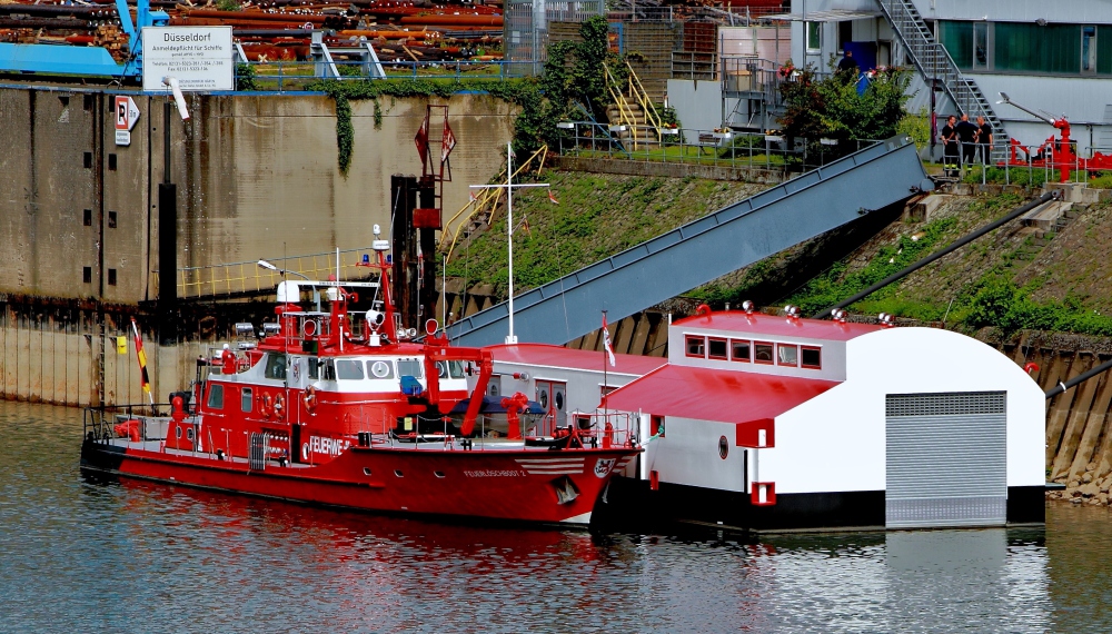 Feuerwehr im Medienhafen