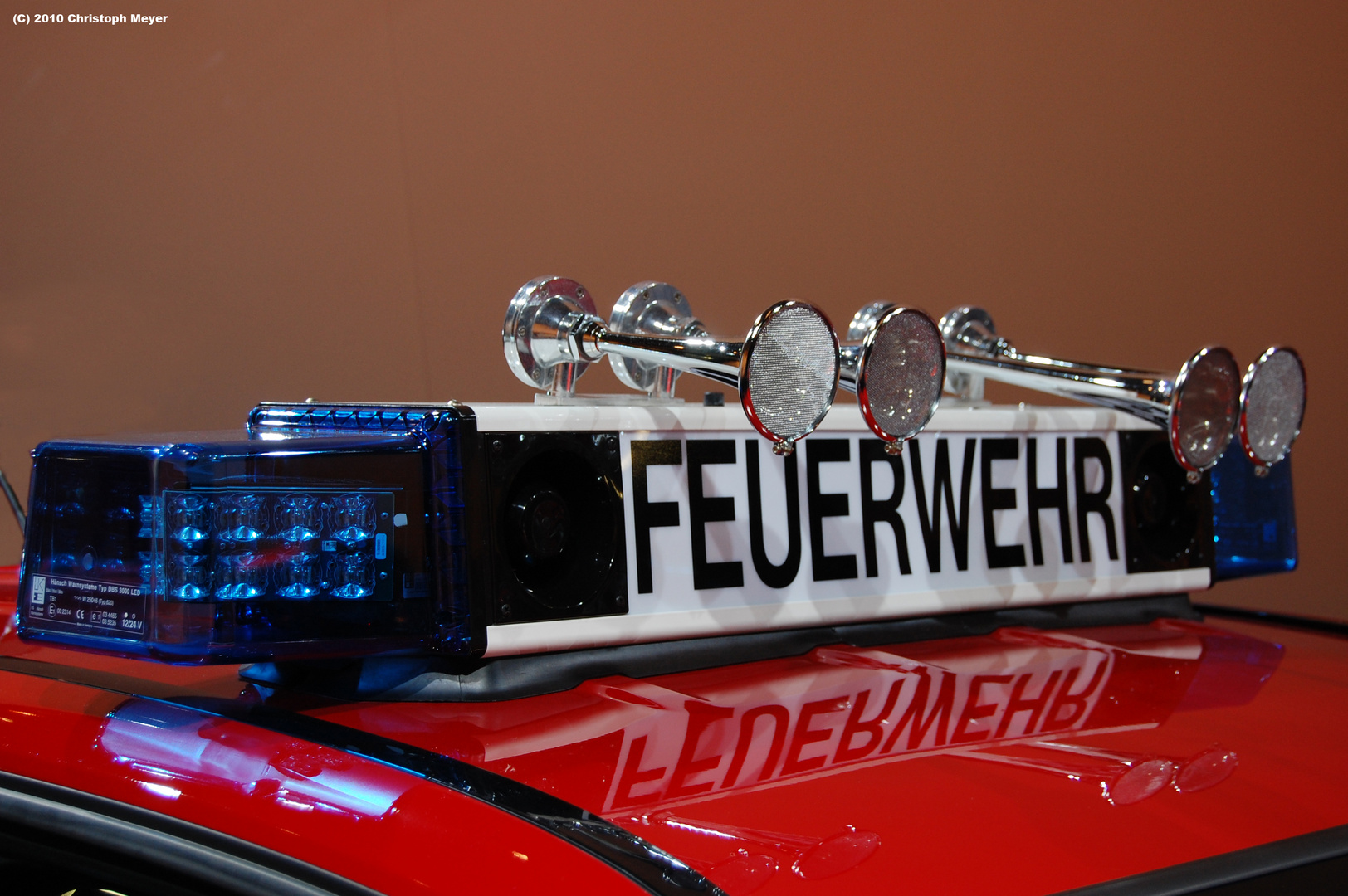 Feuerwehr LED-Blaulichtbalken mit Martinshorn Foto & Bild