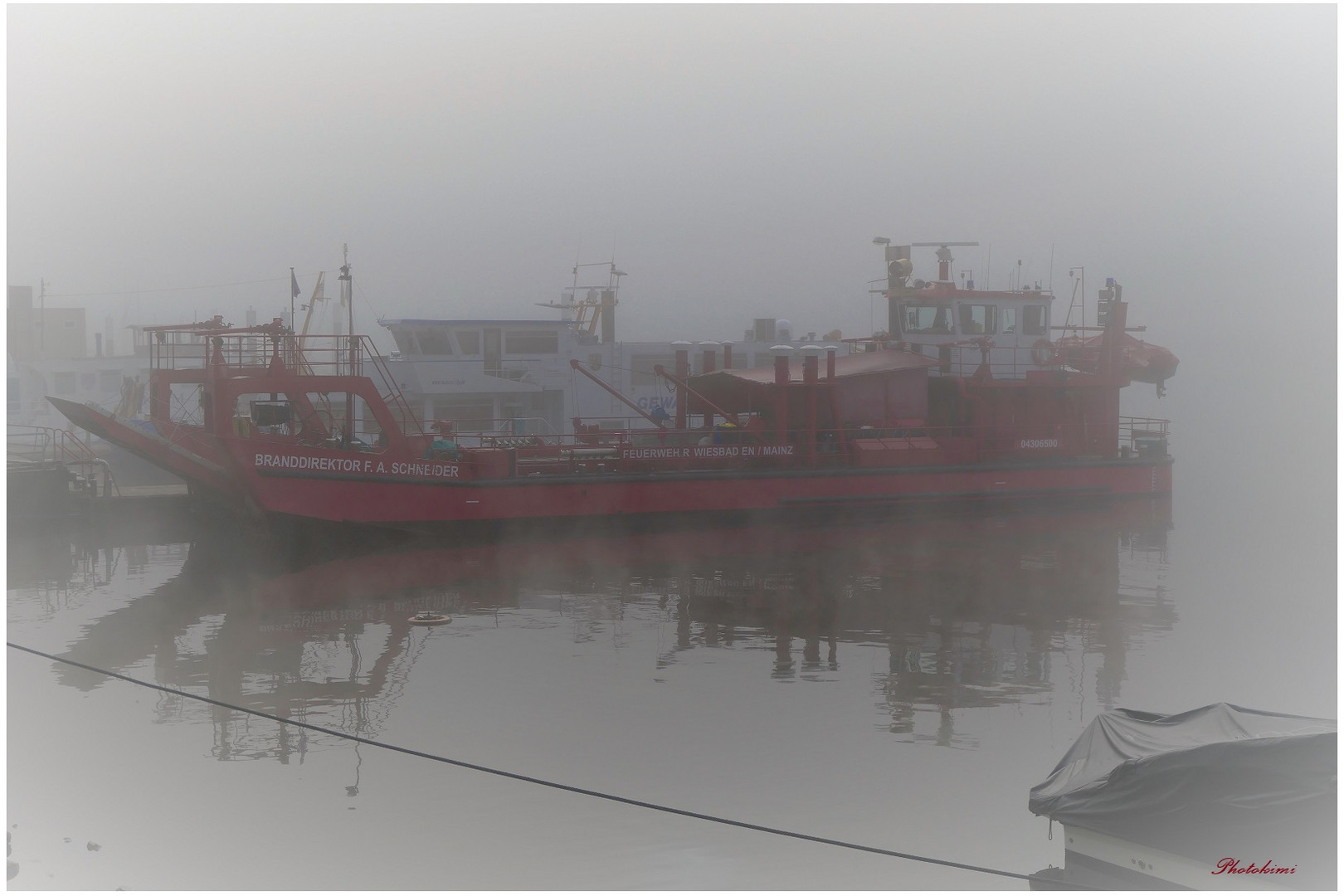 Feuerwehr-Schiff am Hafen