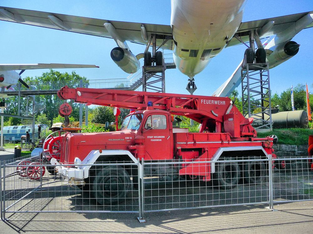 Feuerwehr und Flugzeuge