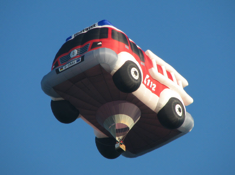 Feuerwehrauto als Heißluftballon