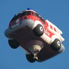 Feuerwehrauto als Heißluftballon