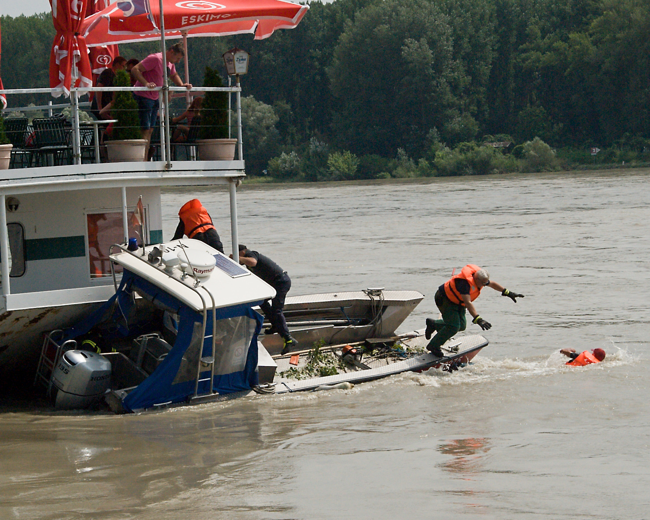 Feuerwehrboot kentert auf Donau