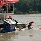 Feuerwehrboot kentert auf Donau