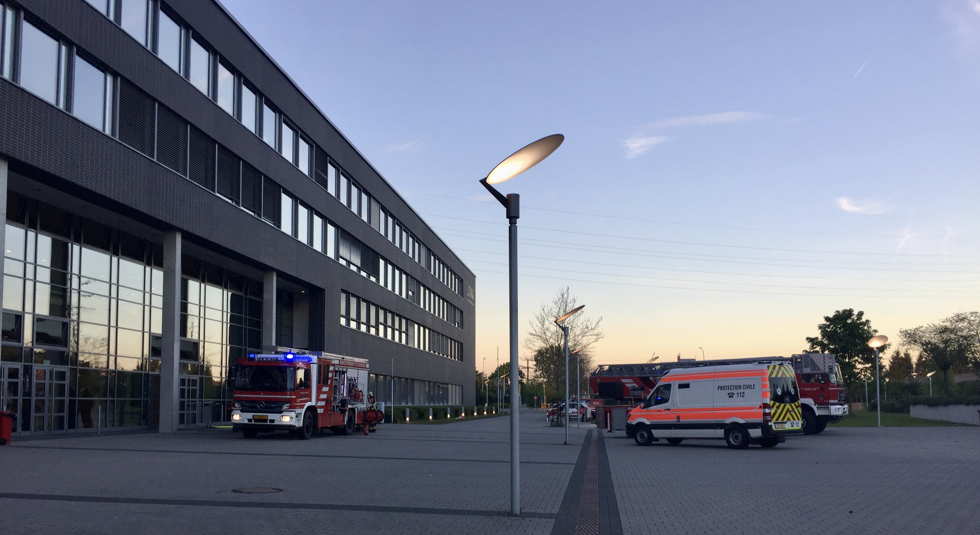 Feuerwehreinsatz in der Abenddämmerung