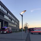 Feuerwehreinsatz in der Abenddämmerung