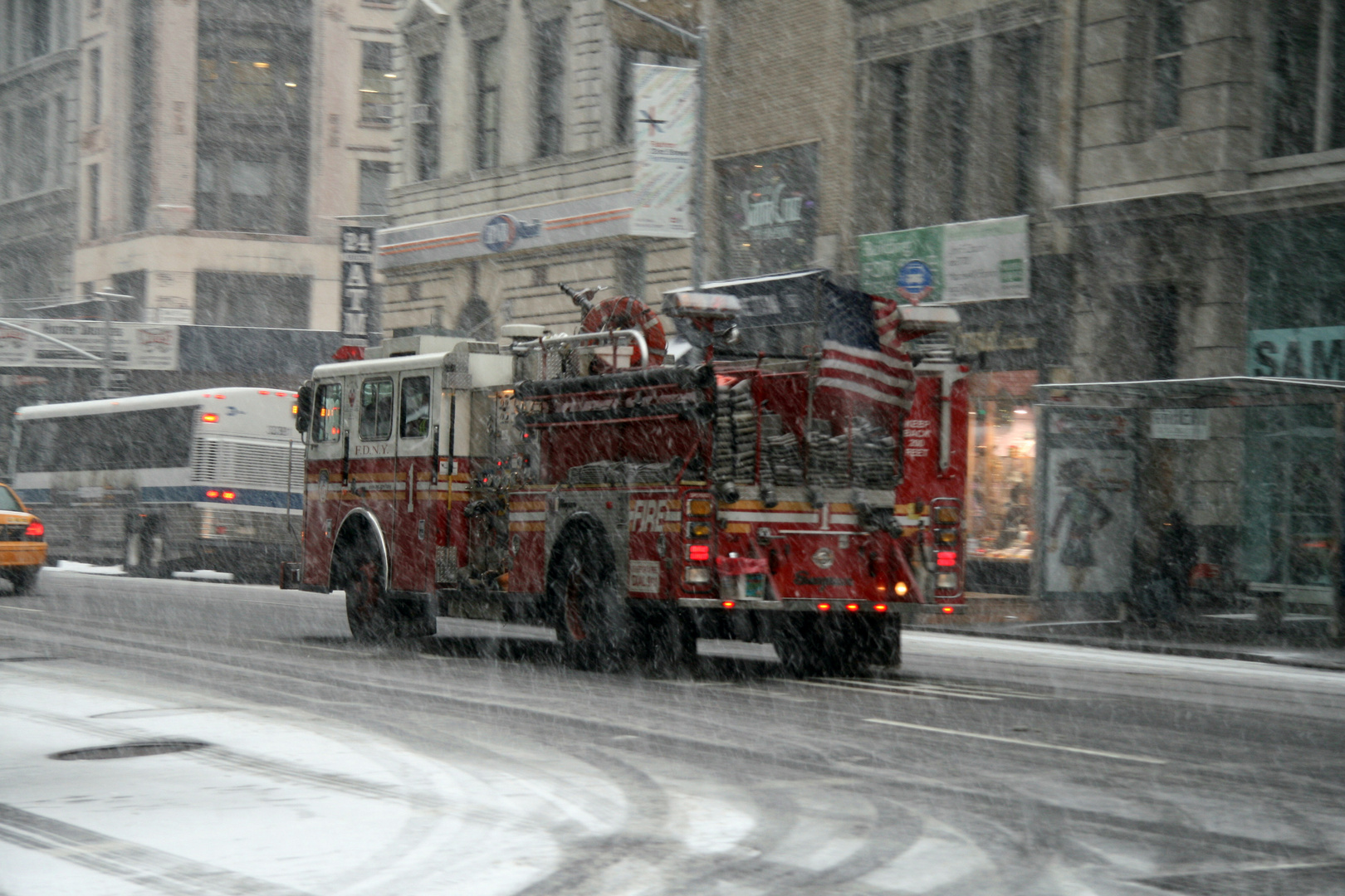 Feuerwehrfahrzeug bei Schnee in New York