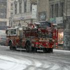 Feuerwehrfahrzeug bei Schnee in New York