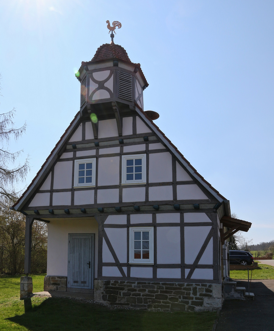 Feuerwehrhaus und Kirche in Asel (2019_04_15_EOS 100D_4447_ji)