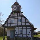 Feuerwehrhaus und Kirche in Asel (2019_04_15_EOS 100D_4447_ji)